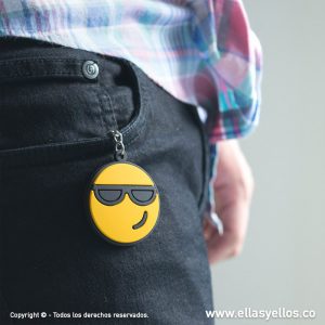 llavero en forma de emoji con gafas de sol